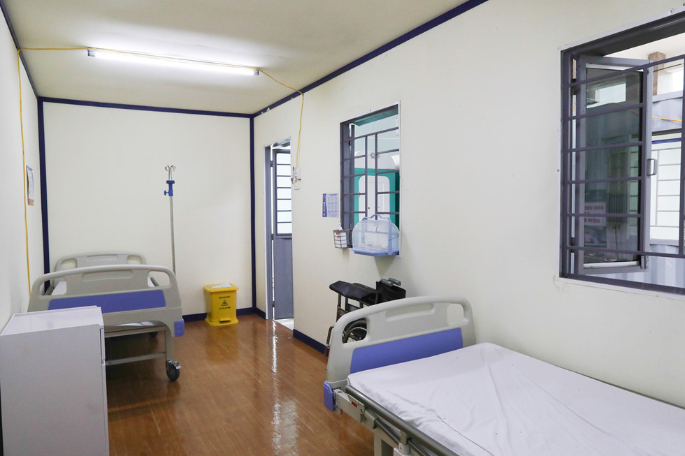 Phòng cách ly bằng container được trang bị 2 giường cùng với các thiệt bị y tế cần thiết