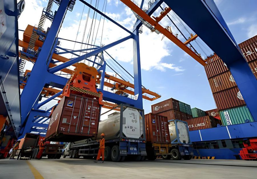 Chi phí nâng hạ container là gì ? Biểu phí mới nhất hiện nay