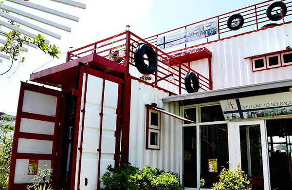 Nhà làm từ container cũ được sơn lại theo tone màu đỏ trắng